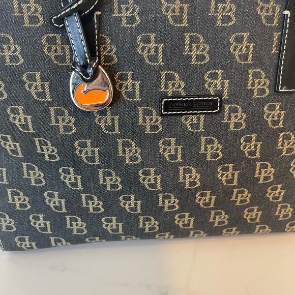 Dooney and Bourke shoulder bag - Picture 2 of 14